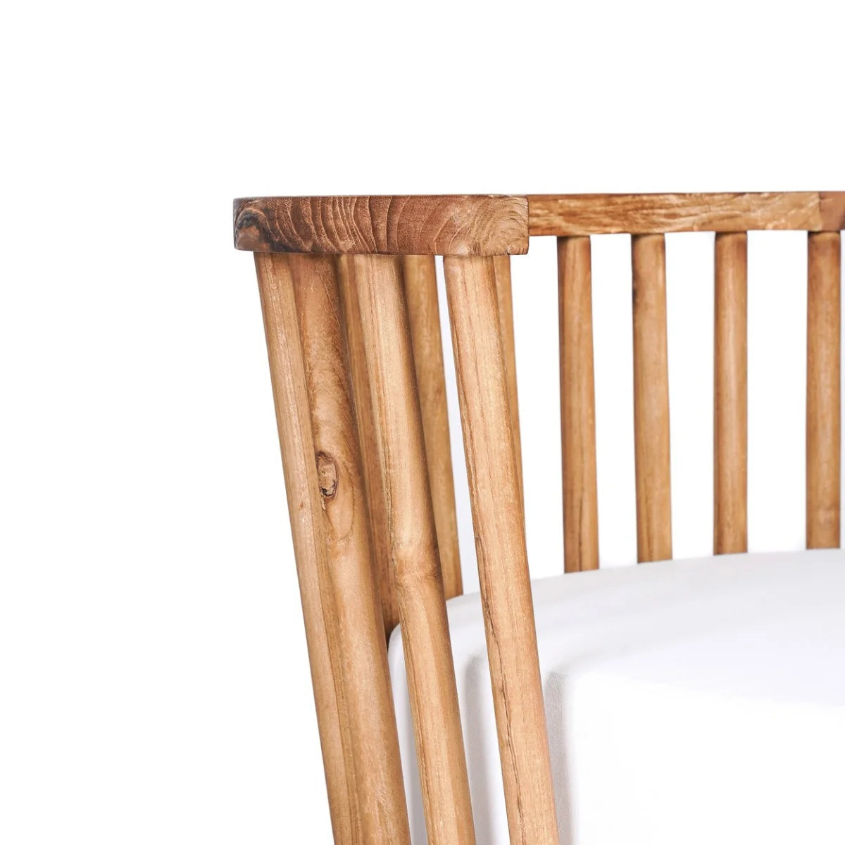 Berceau en bois avec lattes verticales et matelas blanc pour bébé dans un salon ou terrasse