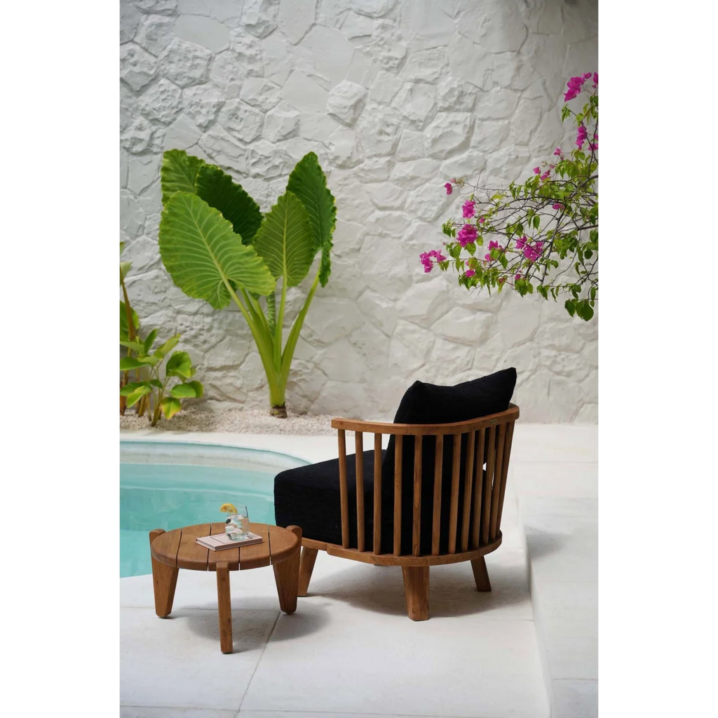 Fauteuil en teck recyclé et tissu noir avec accoudoirs à lattes
