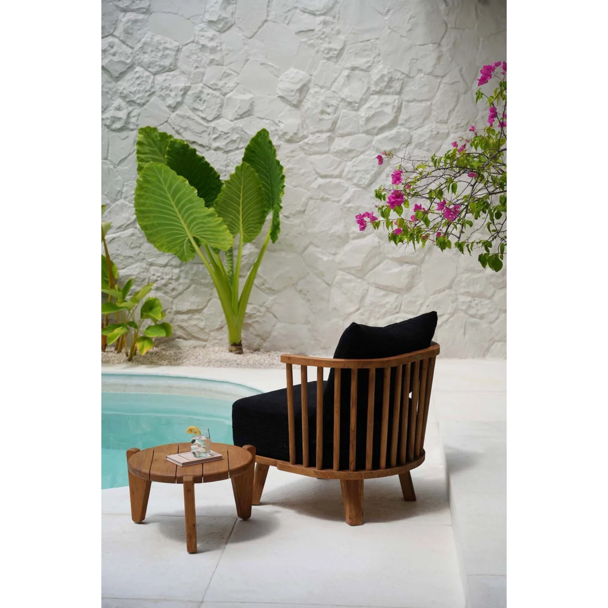 Fauteuil en teck recyclé et tissu noir avec accoudoirs à lattes