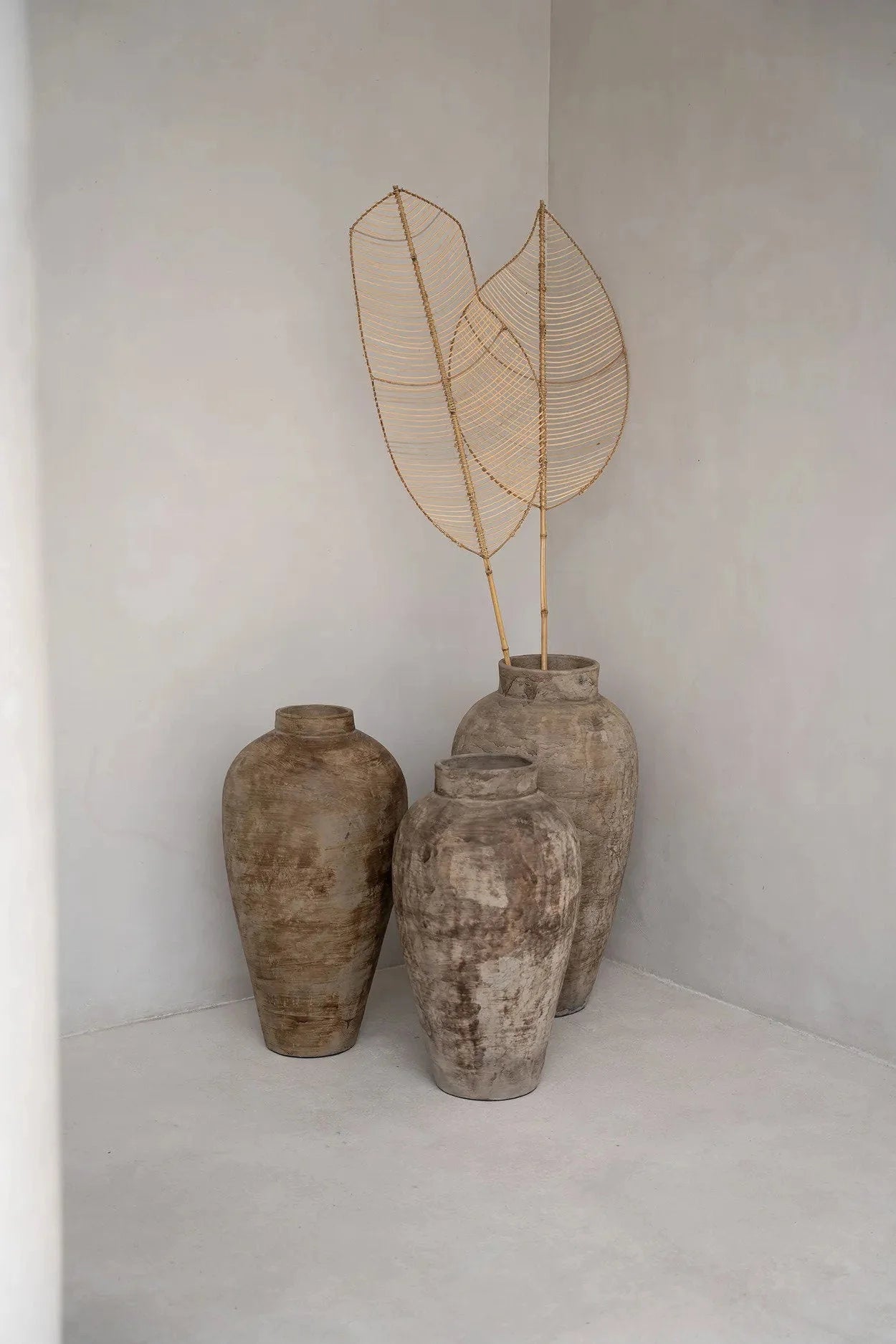 Vases décoratifs distressés avec feuilles squelettes sur tige bambou naturelle H120 cm