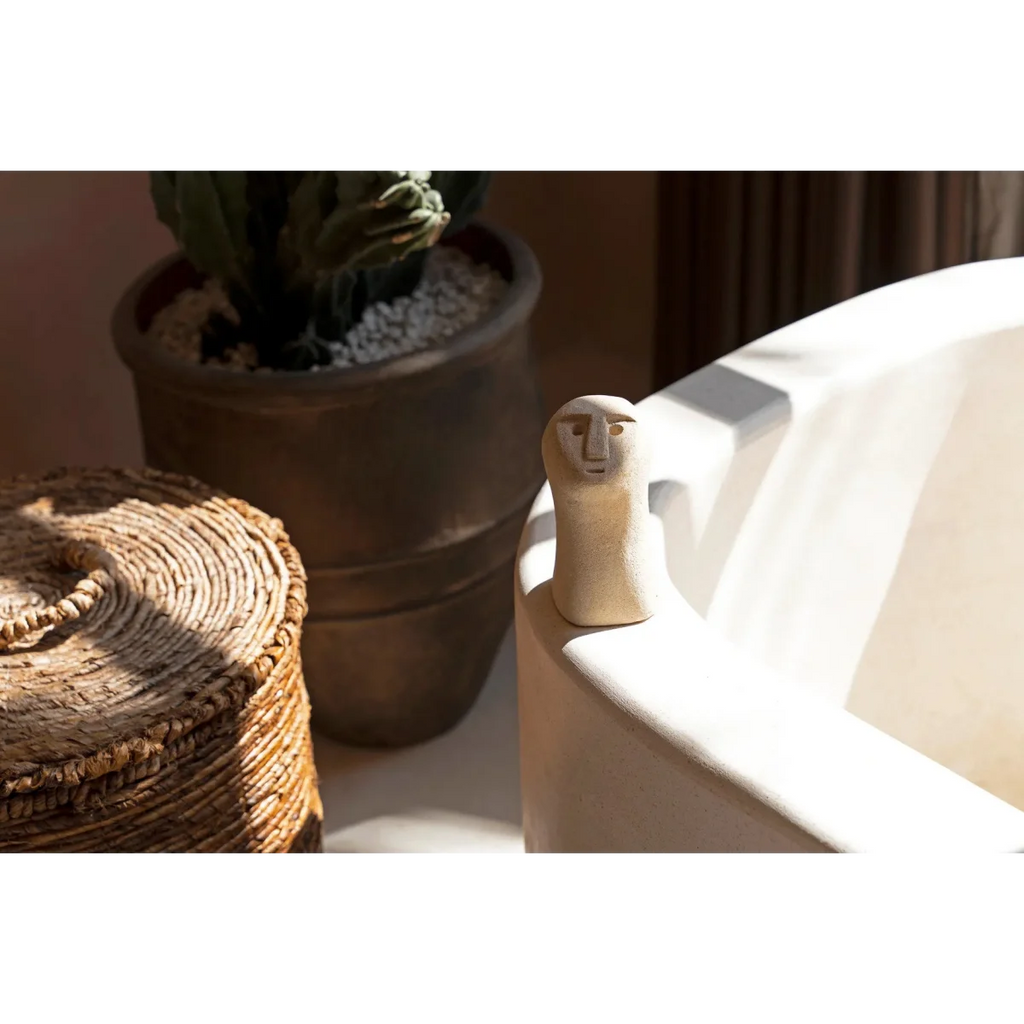 Figurine décorative en grès sculpté beige avec visage minimaliste et tête allongée