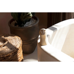 Figurine décorative en grès sculpté beige avec visage minimaliste et tête allongée