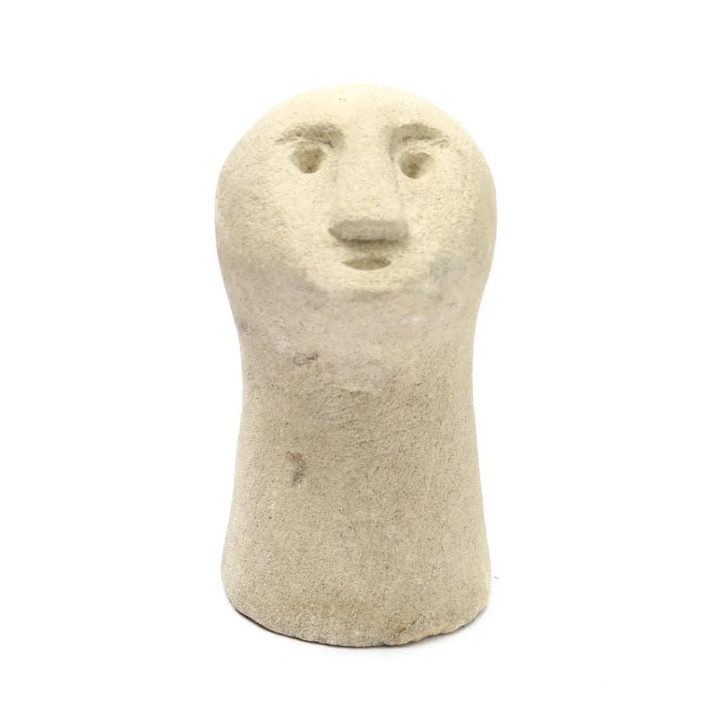 Sculpture humanoïde beige en grès avec texture rugueuse et visage simplifié