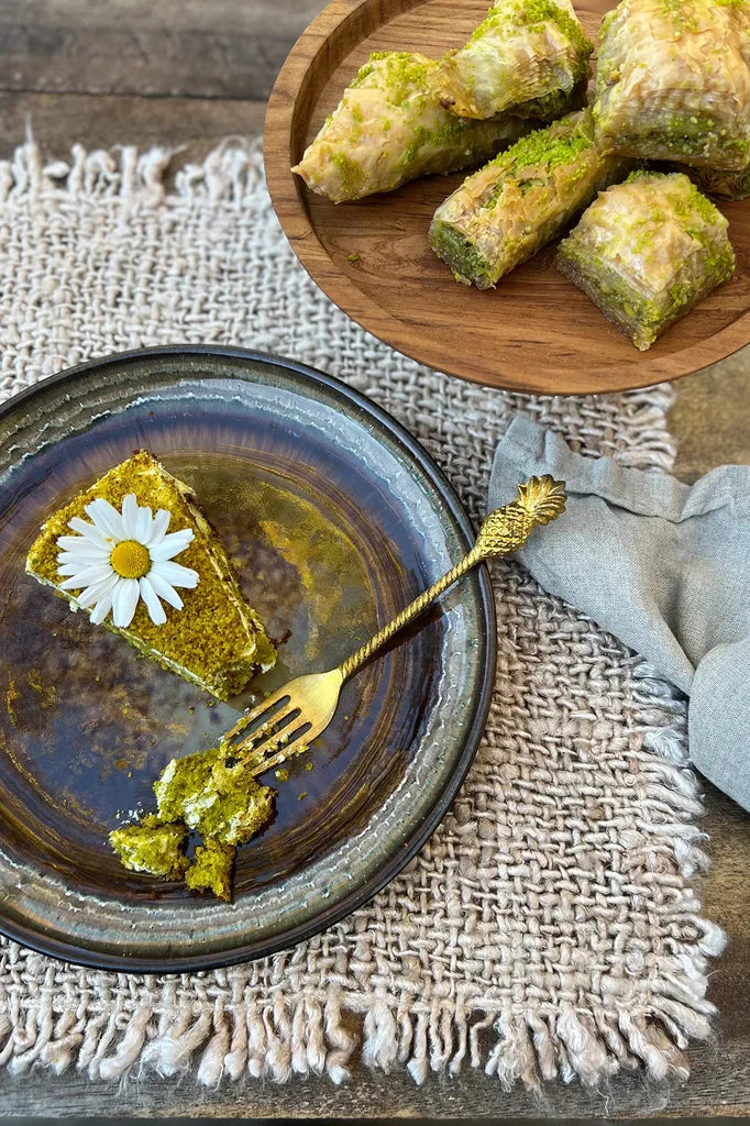 Présentation artistique dUn dessert avec La Fourchette à Ananas Or