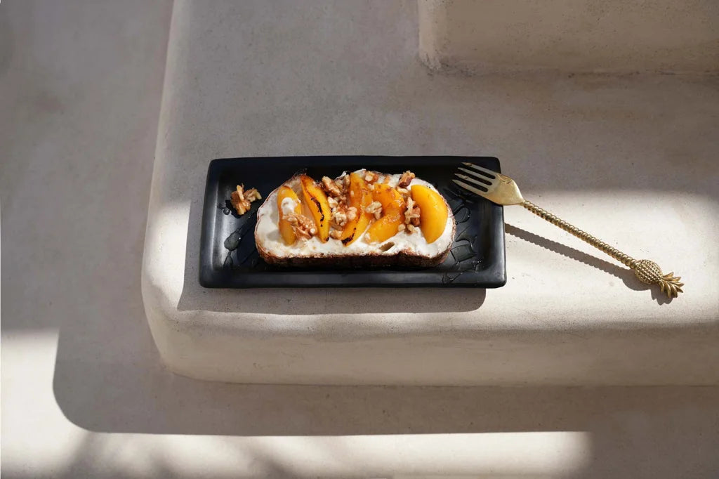 Toast à la pêche avec fourchette dorée dans le produit La Fourchette à Ananas Or