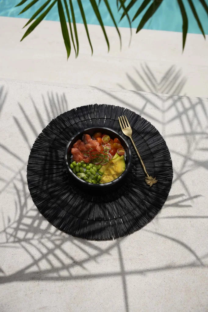 Poke bowl coloré avec fourchette dorée, idéal pour La Fourchette de Palmier Or