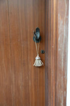 Poignée de porte en forme de main sombre avec un tassel pour Gland décoratif en raphia naturel avec coquillage moucheté