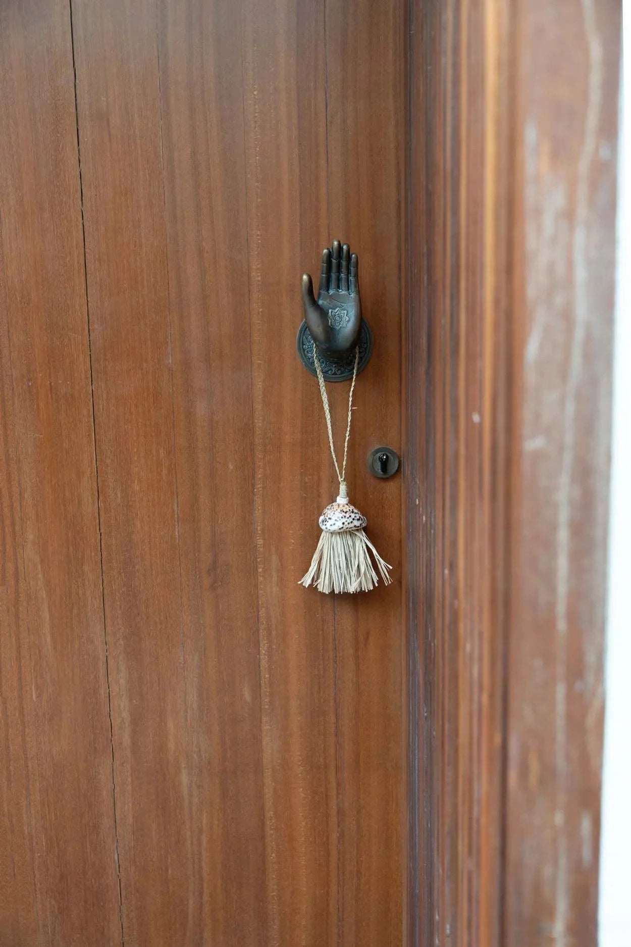 Poignée de porte en forme de main sombre avec un tassel pour Gland décoratif en raphia naturel avec coquillage moucheté