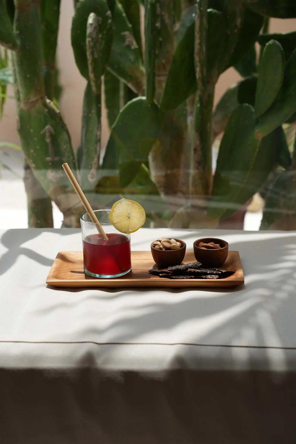 Gobelet en verre recyclé vert organique avec liquide rouge, citron et cuillère