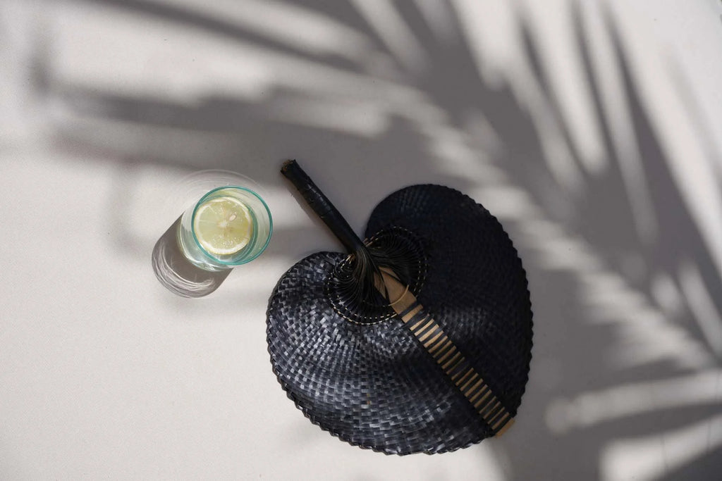 Chapeau en paille noire tissée avec anse noire et bande rayée or