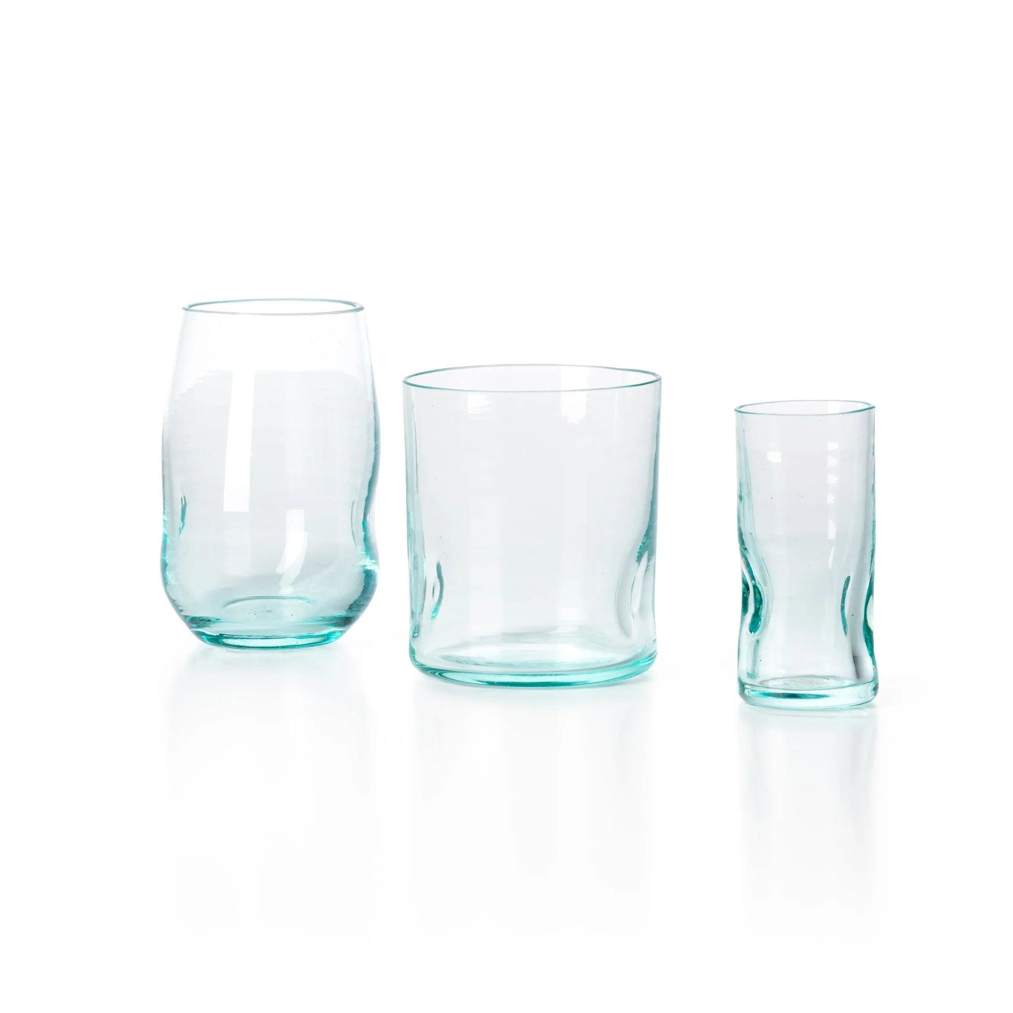Trio de gobelets en verre recyclé vert d’eau translucide, forme organique texturée