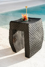 Table basse bois gris texturé motif tressé découpe rectangulaire ouverte