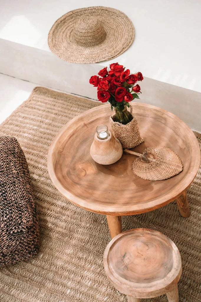 Table en bois rustique avec des roses pour le produit La Goutte de Bougie