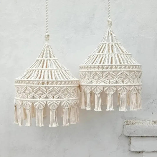 Grand abat-jour en macramé suspendu vu de face, avec des détails de tressage et des franges élégantes, idéal pour une décoration bohème.