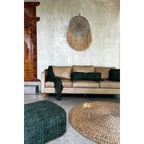 Canapé en cuir tan avec coussins verts foncés et couverture assortie pour décoration intérieure