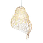 Grand lustre bambou en forme de spirale suspendu, apportant une touche artistique.