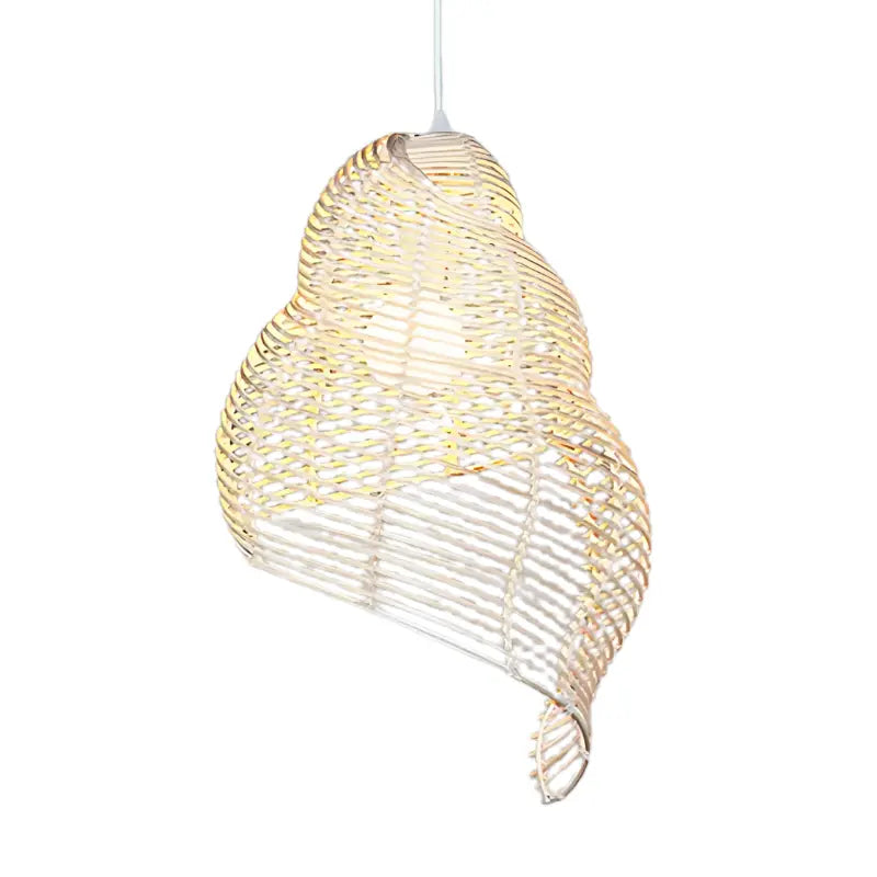 Grand lustre bambou en forme de spirale suspendu, apportant une touche artistique.