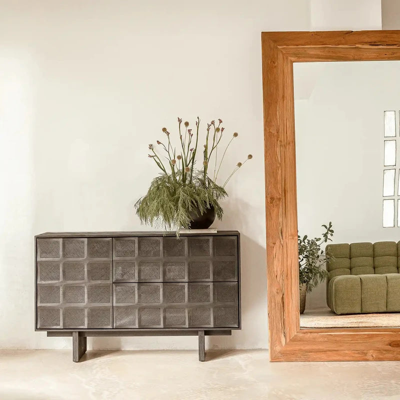 Grand miroir en bois rectangulaire 210 cm posé au sol dans un intérieur moderne et chaleureux.
