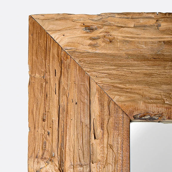 Détail du cadre en bois recyclé du grand miroir en bois rectangulaire 210 cm, avec ses textures naturelles et patinées.