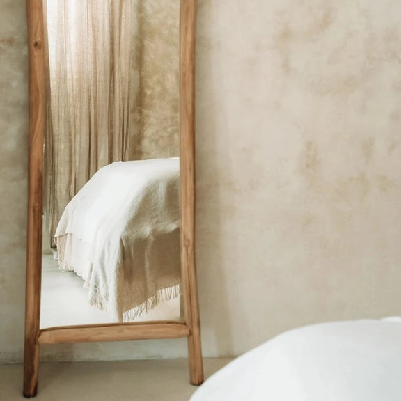 Zoom sur le cadre en bois naturel du grand miroir en teck