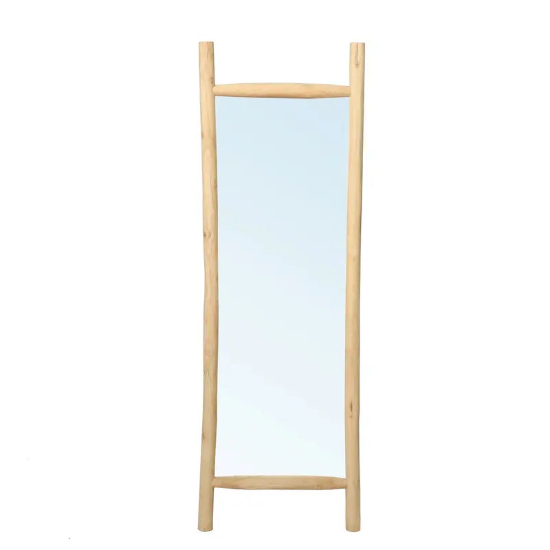 Grand miroir en teck sur fond blanc, mettant en valeur son cadre en bois naturel