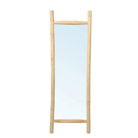 Grand miroir en teck sur fond blanc, mettant en valeur son cadre en bois naturel