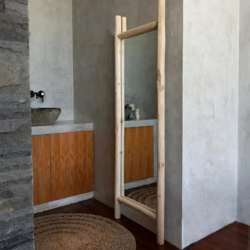 Miroir en teck reflétant une fenêtre avec vue sur l'extérieur
