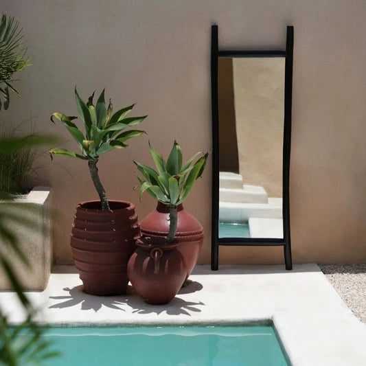 Miroir rectangulaire en bois noir en décoration extérieure près d'une piscine