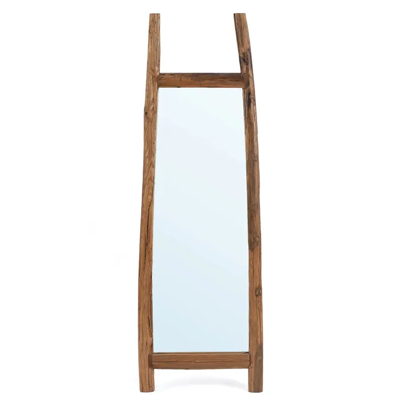 Grand miroir sur pied en teck recyclé sur fond blanc mettant en valeur son cadre en bois naturel