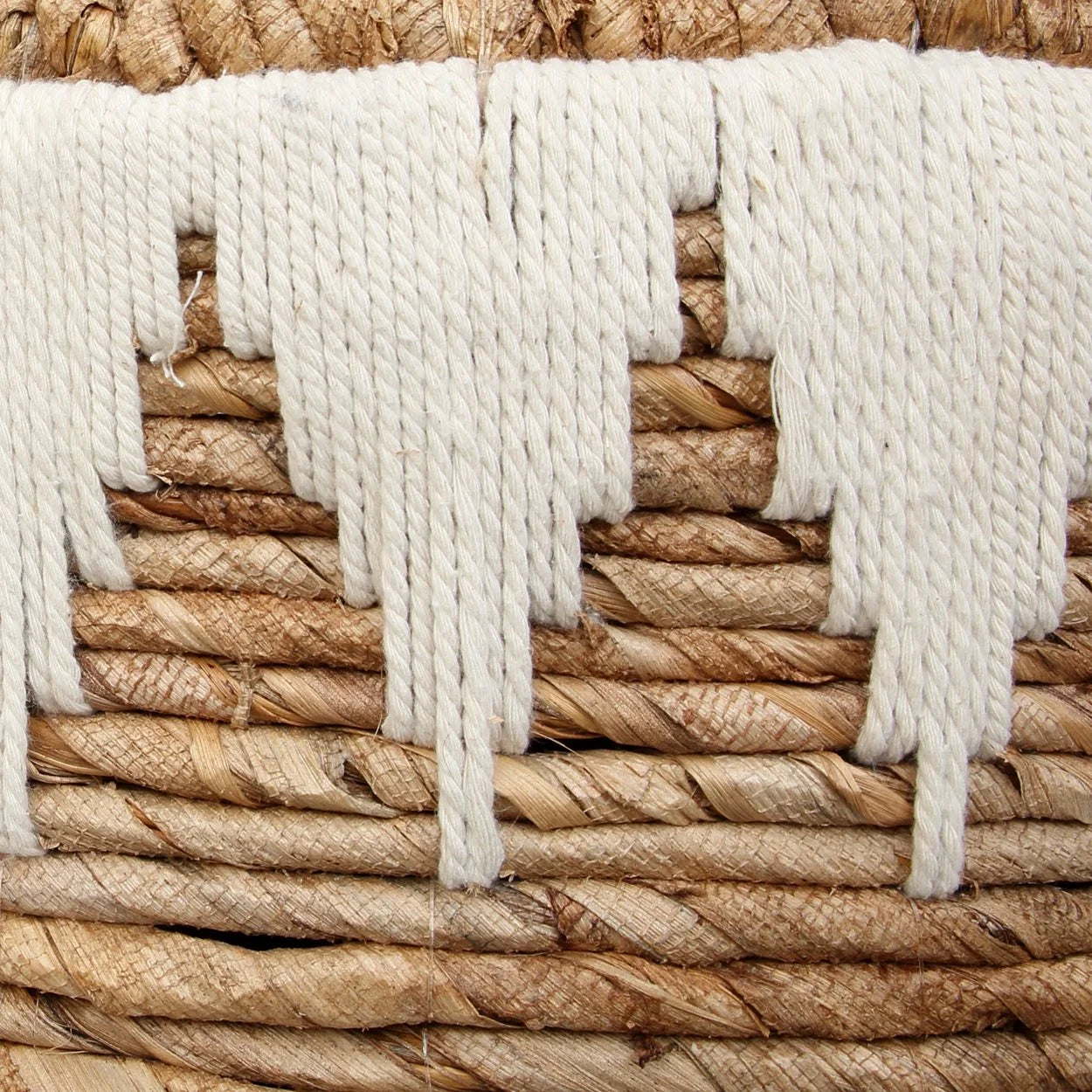 Panier à linge en feuille de bananier tressée avec motif géométrique blanc