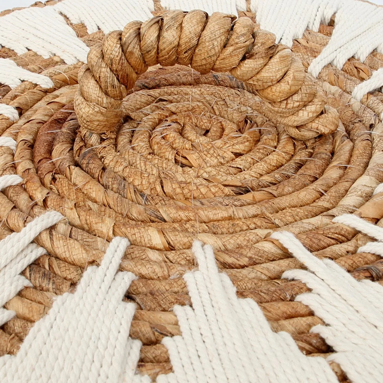 Panier à linge en feuille de bananier tressée avec accents blancs, 55 cm