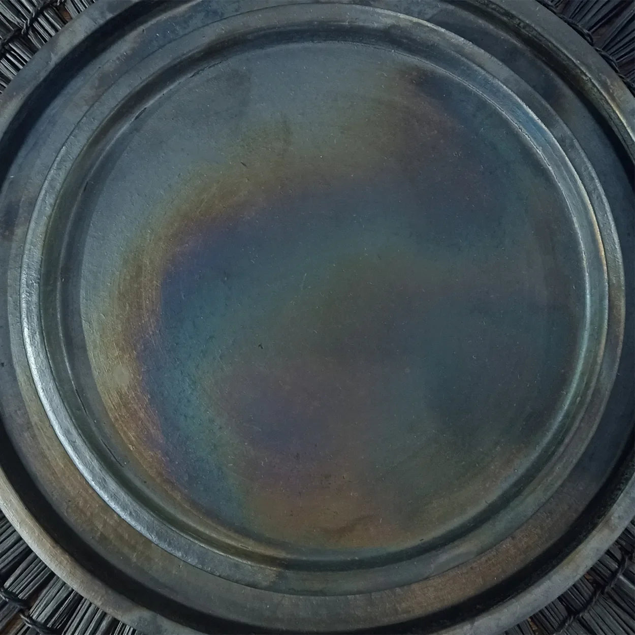 Plate en terre cuite noire brûlée de 30 cm avec plateau métallique circulaire patiné
