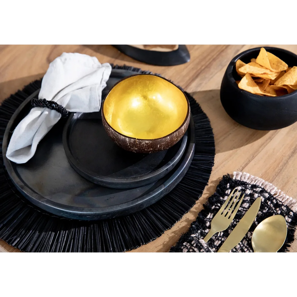Assiette en terre cuite noire brûlée 30 cm avec place setting nappe blanche et or