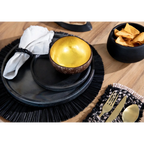 Assiette en terre cuite noire brûlée 30 cm avec place setting nappe blanche et or