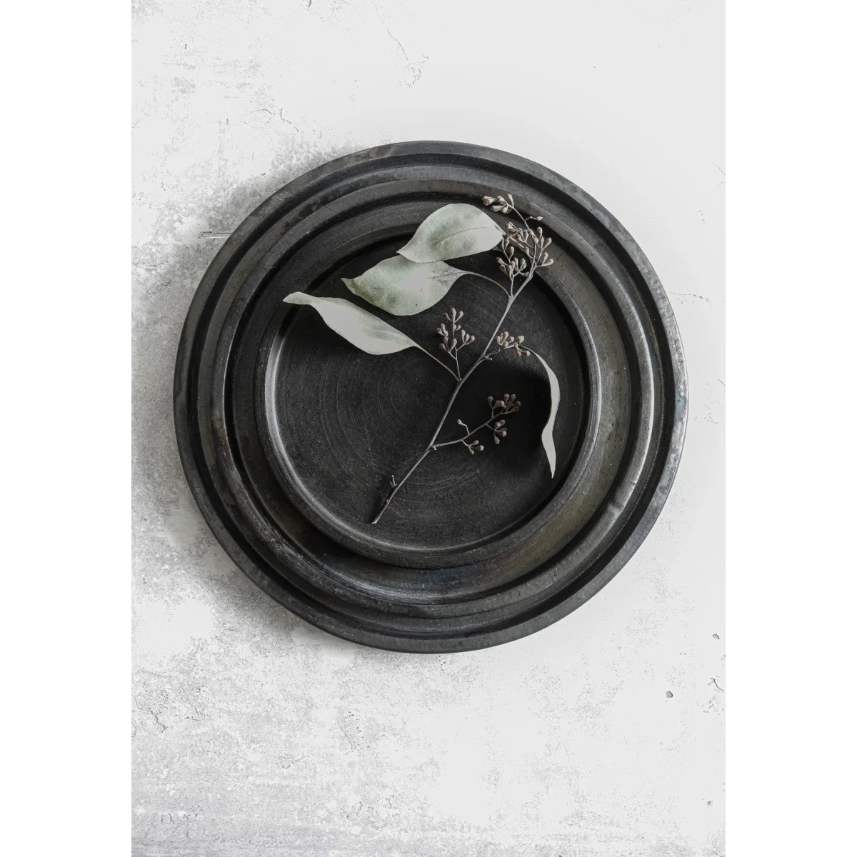 Plateaux décoratifs noirs en terre cuite brûlée avec feuilles et petits bourgeons