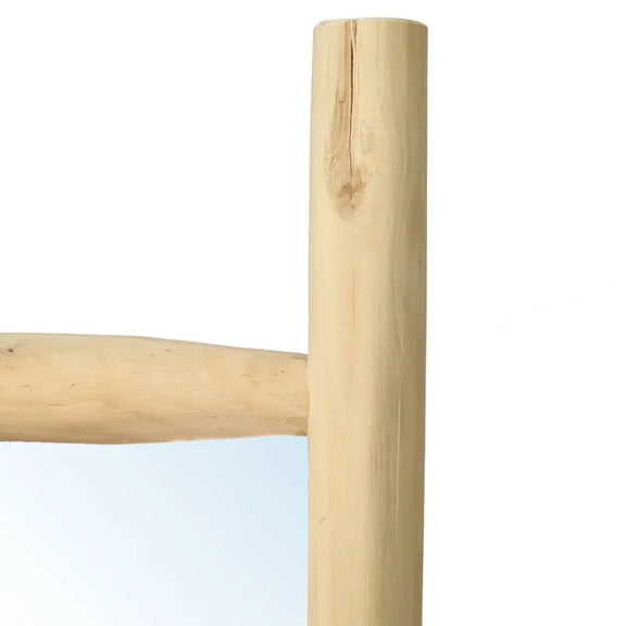 Zoom sur le cadre en bois naturel du grand miroir en teck

