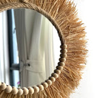 Gros plan sur le miroir soleil en raphia
