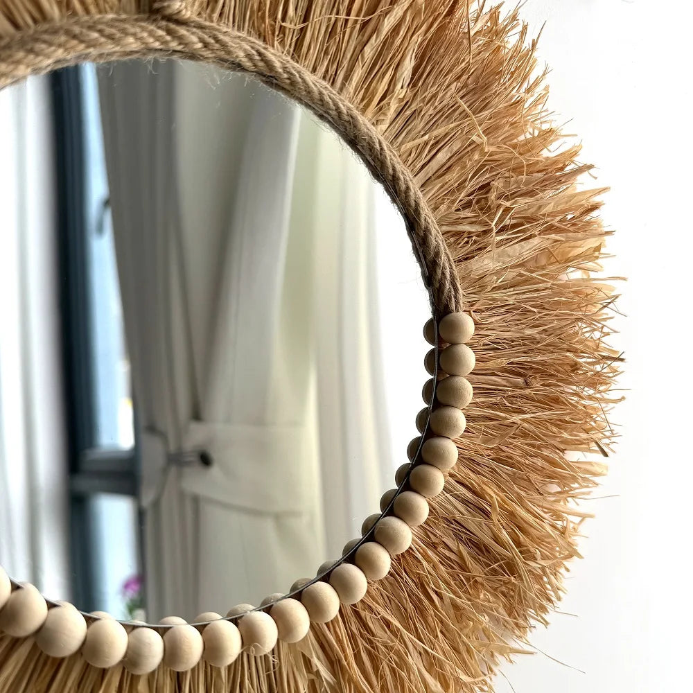 Gros plan sur le miroir soleil en raphia