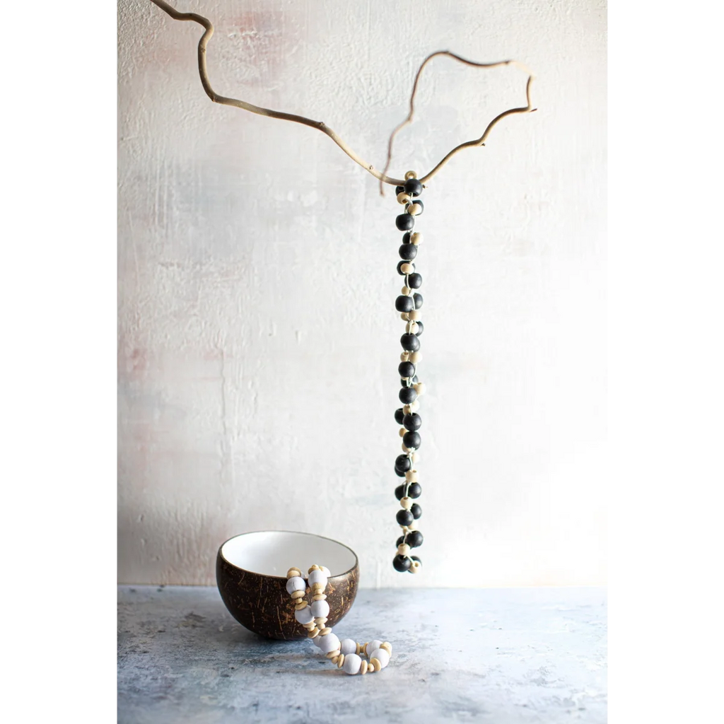 Guirlande murale en perles de bois noir et naturel torsadées