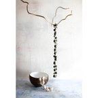 Guirlande murale en perles de bois noir et naturel torsadées