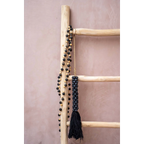 Échelle en bois avec collier de perles noires et gland torsadé