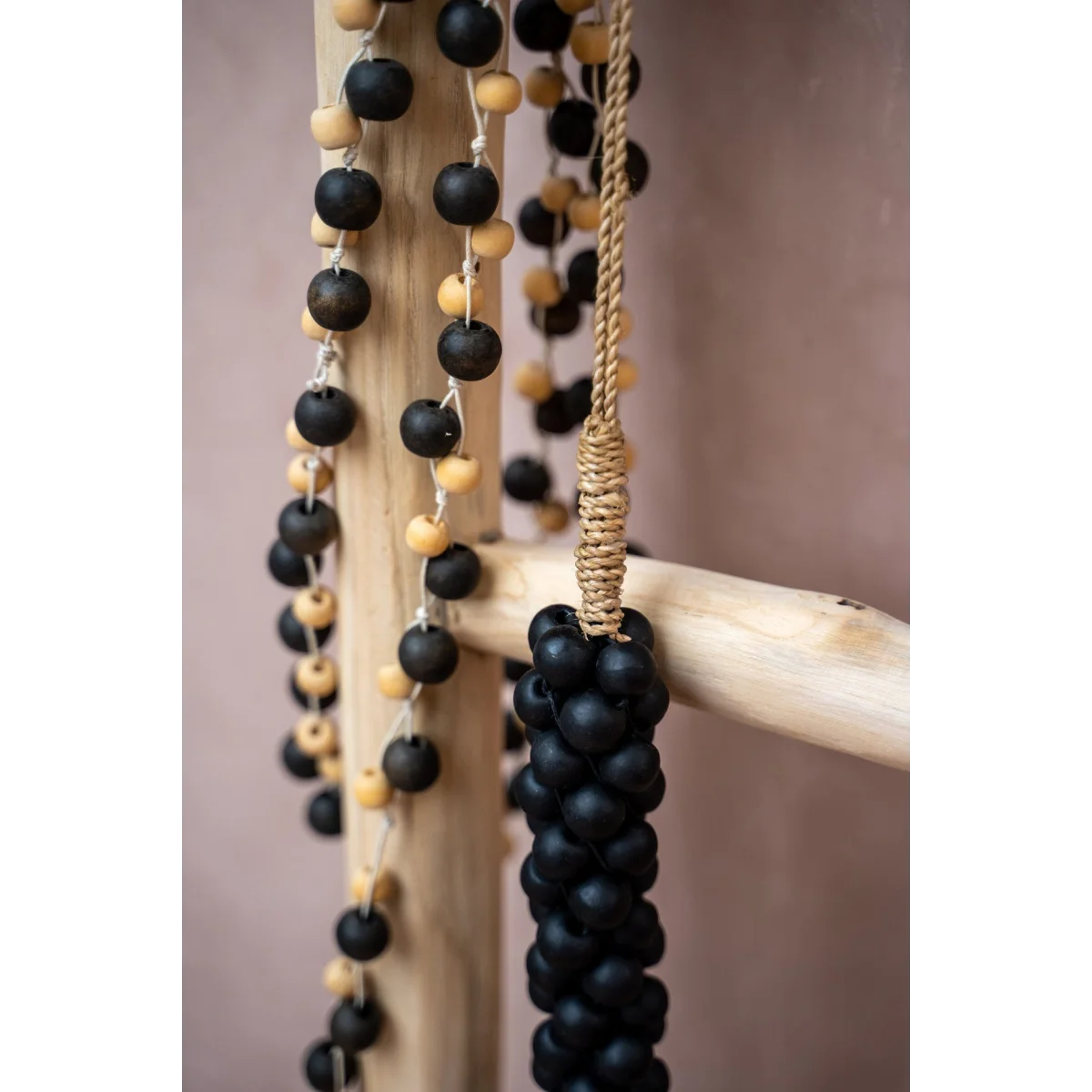 Guirlande murale en perles de bois noir mat et naturel avec accents bois et suspension corde dorée