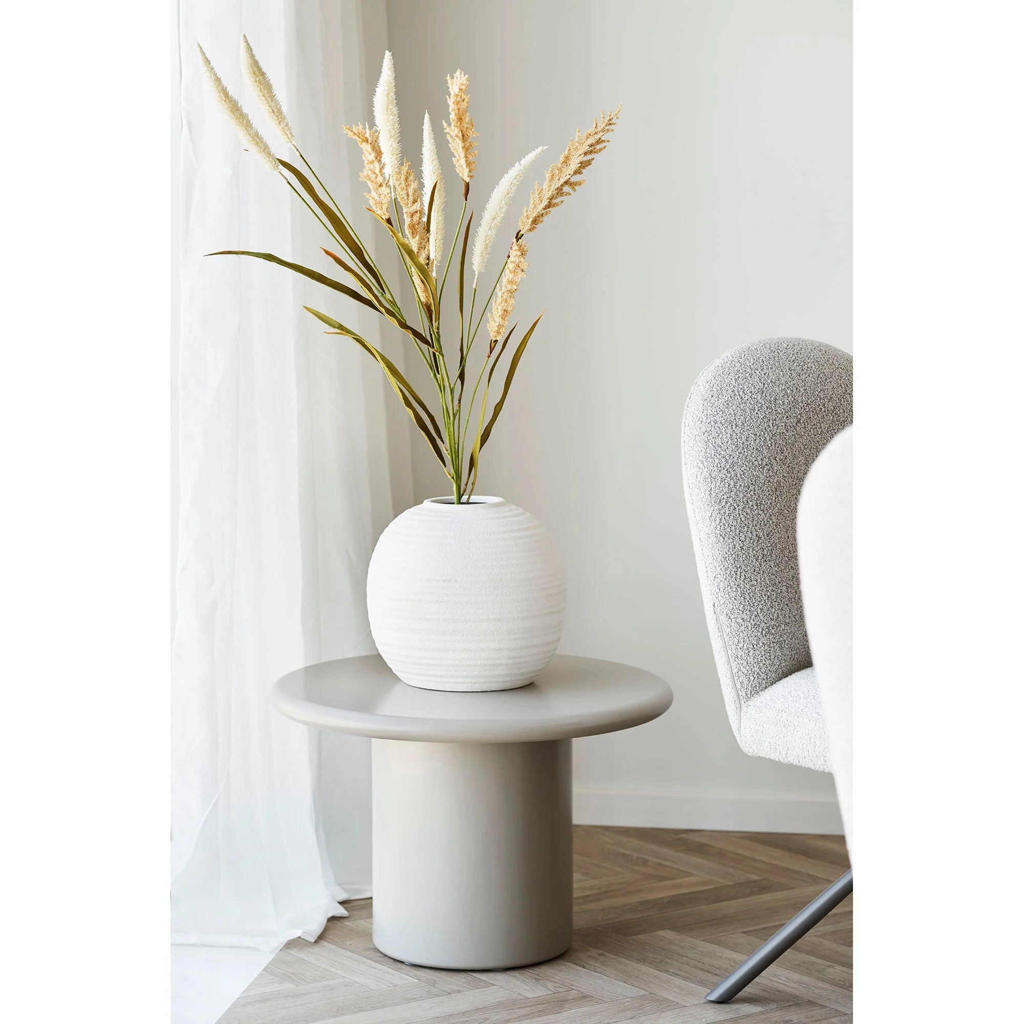 Vase céramique blanc à stries horizontales subtiles avec herbe déco artificielle beige sable et vert olive, lot de 2 tiges H130 cm