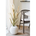 Vase sphérique texturé blanc avec pampa sèche haute en lot de 2 tiges beige sable et vert olive H130 cm