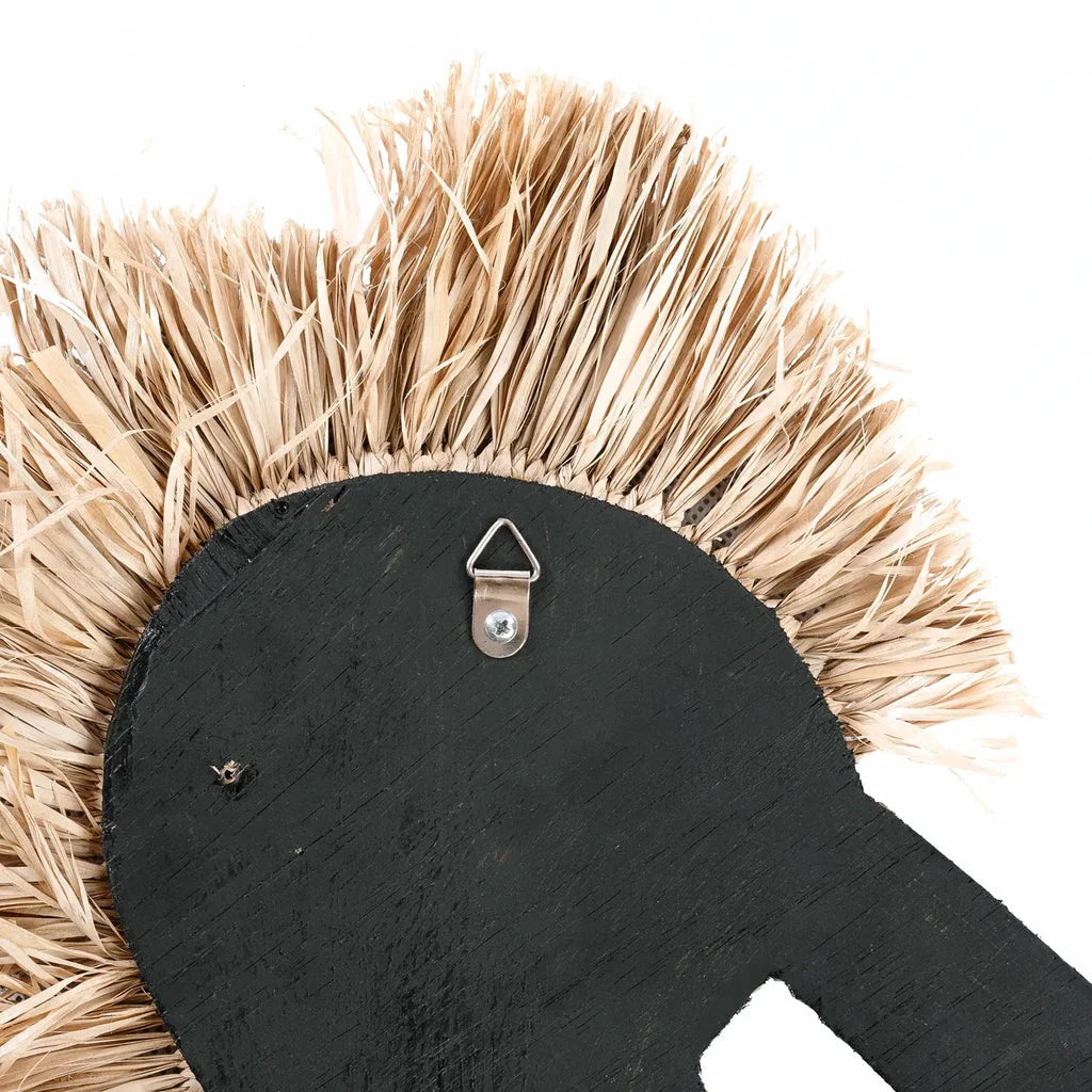 Masque en bois noir avec frange de paille pour Le hippocampe à coquille blanche