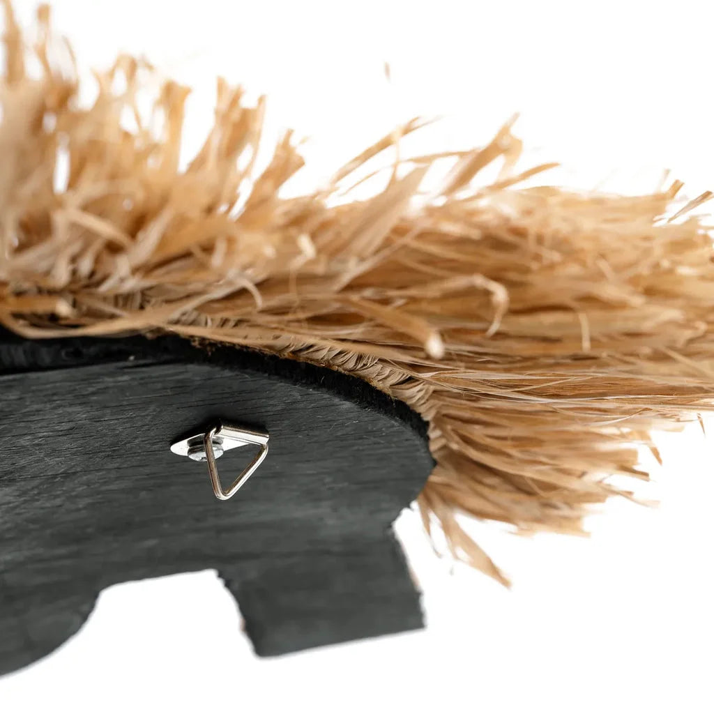 Masque en bois noir avec frange en paille pour Le hippocampe à coquille blanche