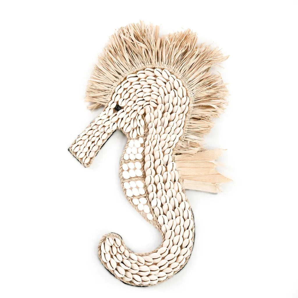 Décoration murale de hippocampe en coquilles avec crinière en raffia, Le hippocampe à coquille blanche