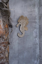 Décoration murale en osier représentant un hippocampe avec coquille blanche