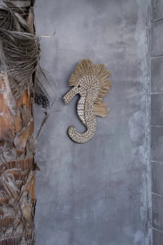 Décoration murale en osier représentant un hippocampe avec coquille blanche