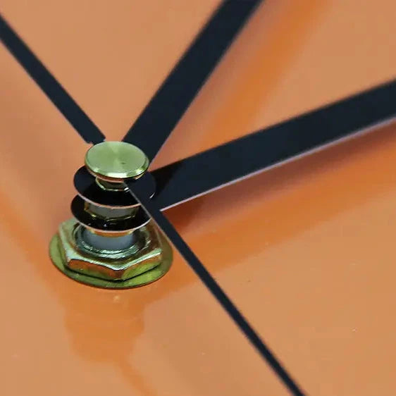 Horloge carré design gros plan